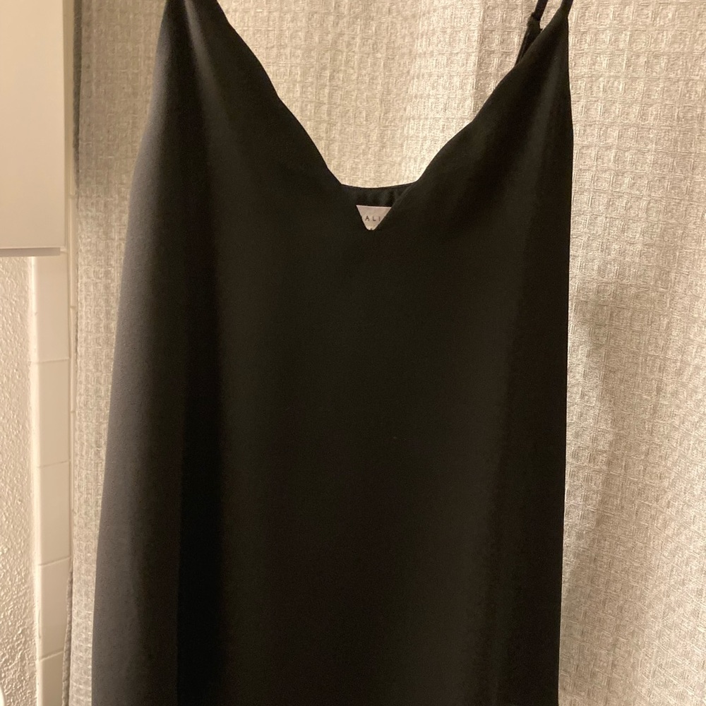 Socialite black scalloped v neck camisole - Picture 8 of 8